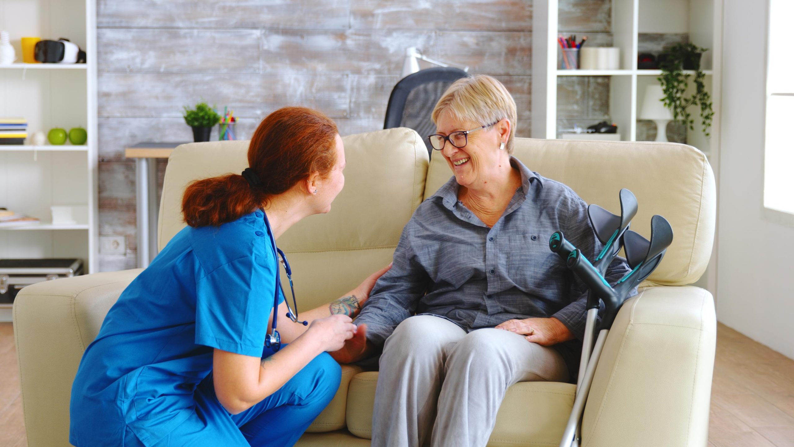 female-nurse-talking-with-old-woman-with-alzheimer-nursing-home (1)