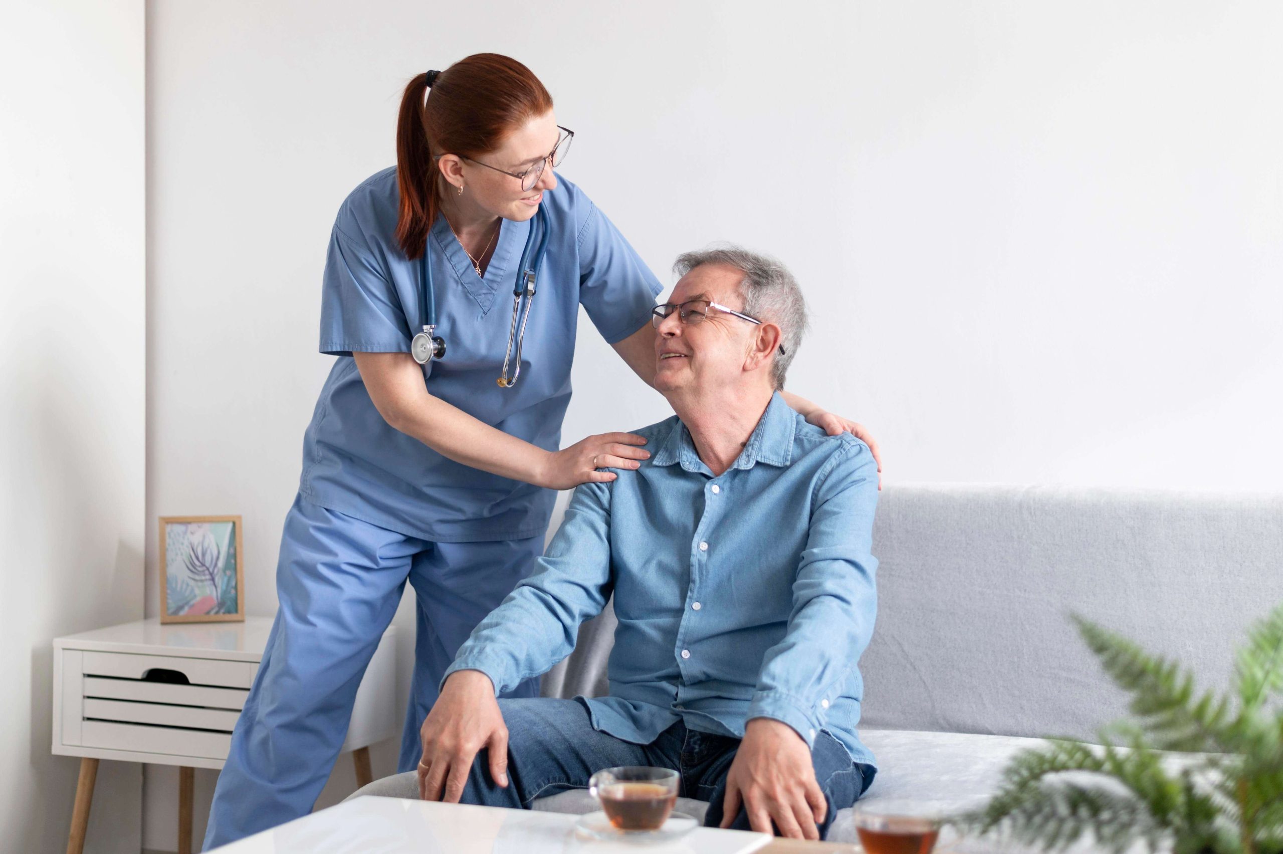 medium-shot-smiley-nurse-man (1)