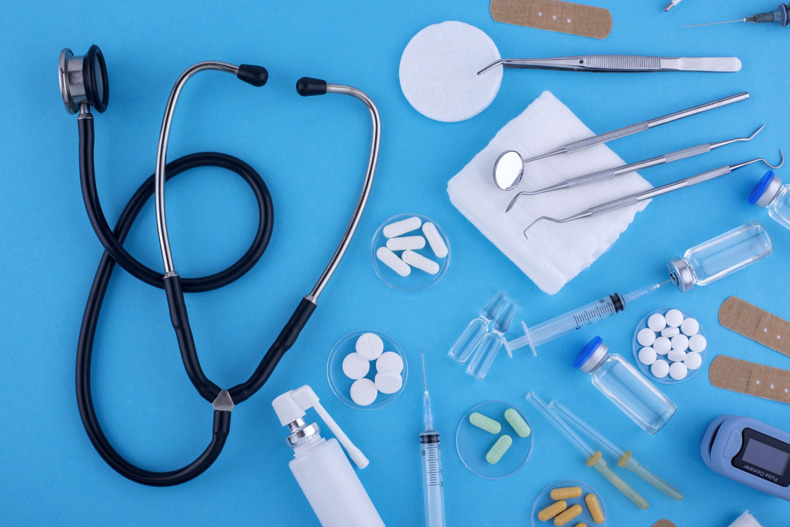 pills-medical-tools-arrangement-flat-lay-min